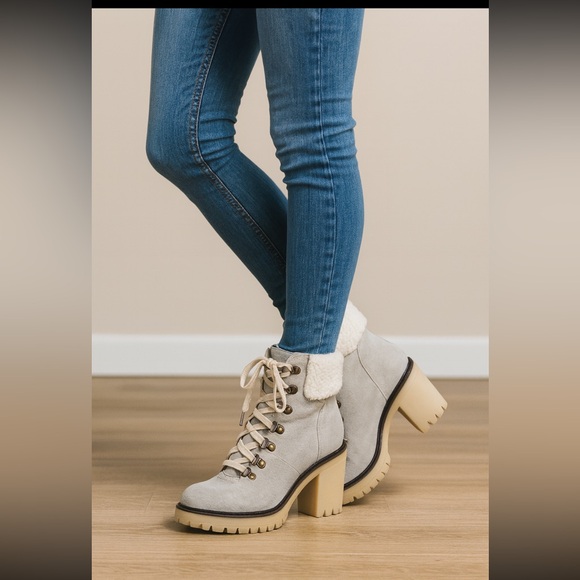 Miim.Miic Shoes - Gray Lace-Up Winter Boots/MiiM/Size 9/Heel height 2.5”/New No Box or tags